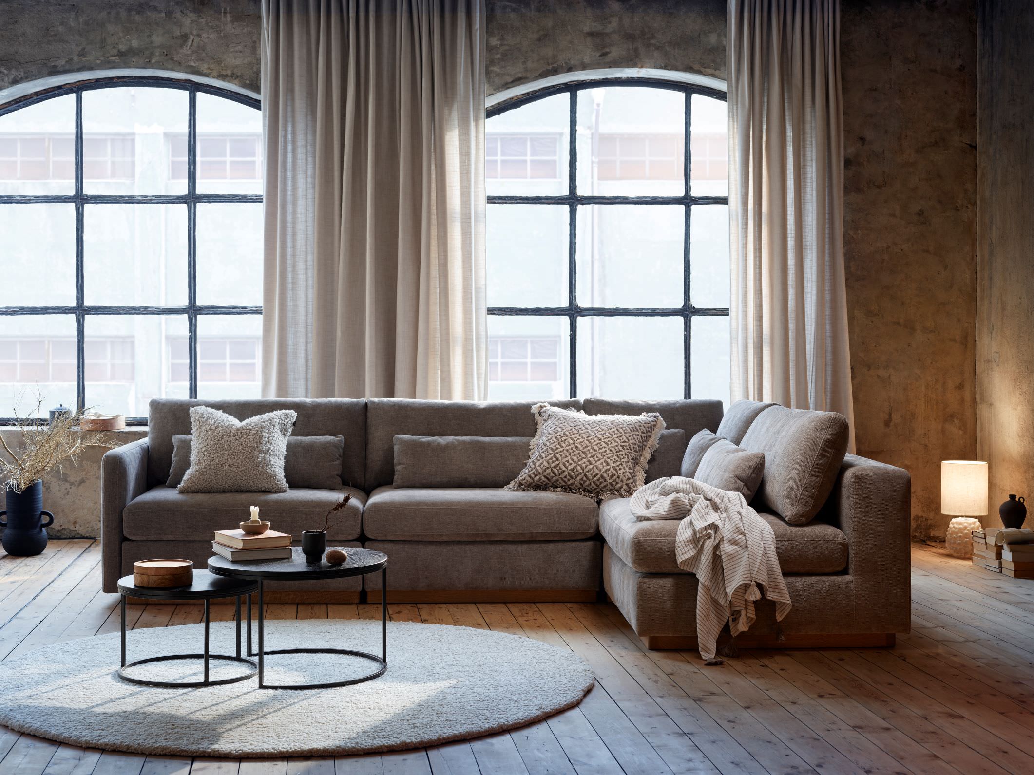 Hovden Varia avokulmasohva vuoteella - Image 3