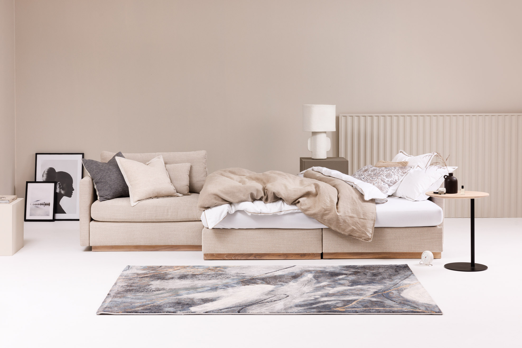 Hovden Varia avokulmasohva vuoteella - Image 7